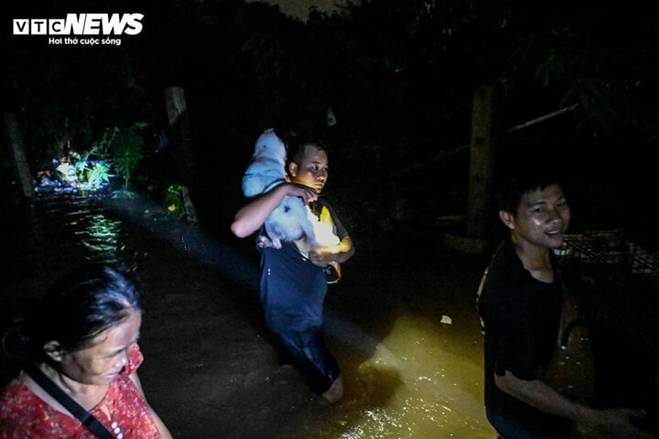 Nước sông Hồng dâng cao, người Hà Nội trắng đêm chạy lũ-3