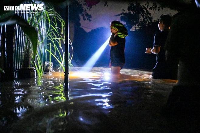 Nước sông Hồng dâng cao, người Hà Nội trắng đêm chạy lũ-7