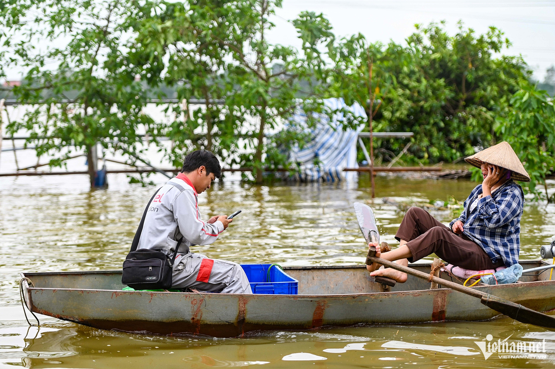 Ô tô bơi trên nước lũ ở ngoại thành Hà Nội-8