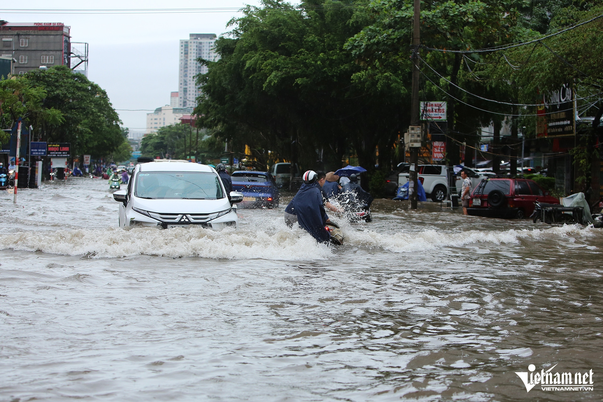 Hà Nội mưa cả đêm, đường phố ngập sâu đến nửa mét-1