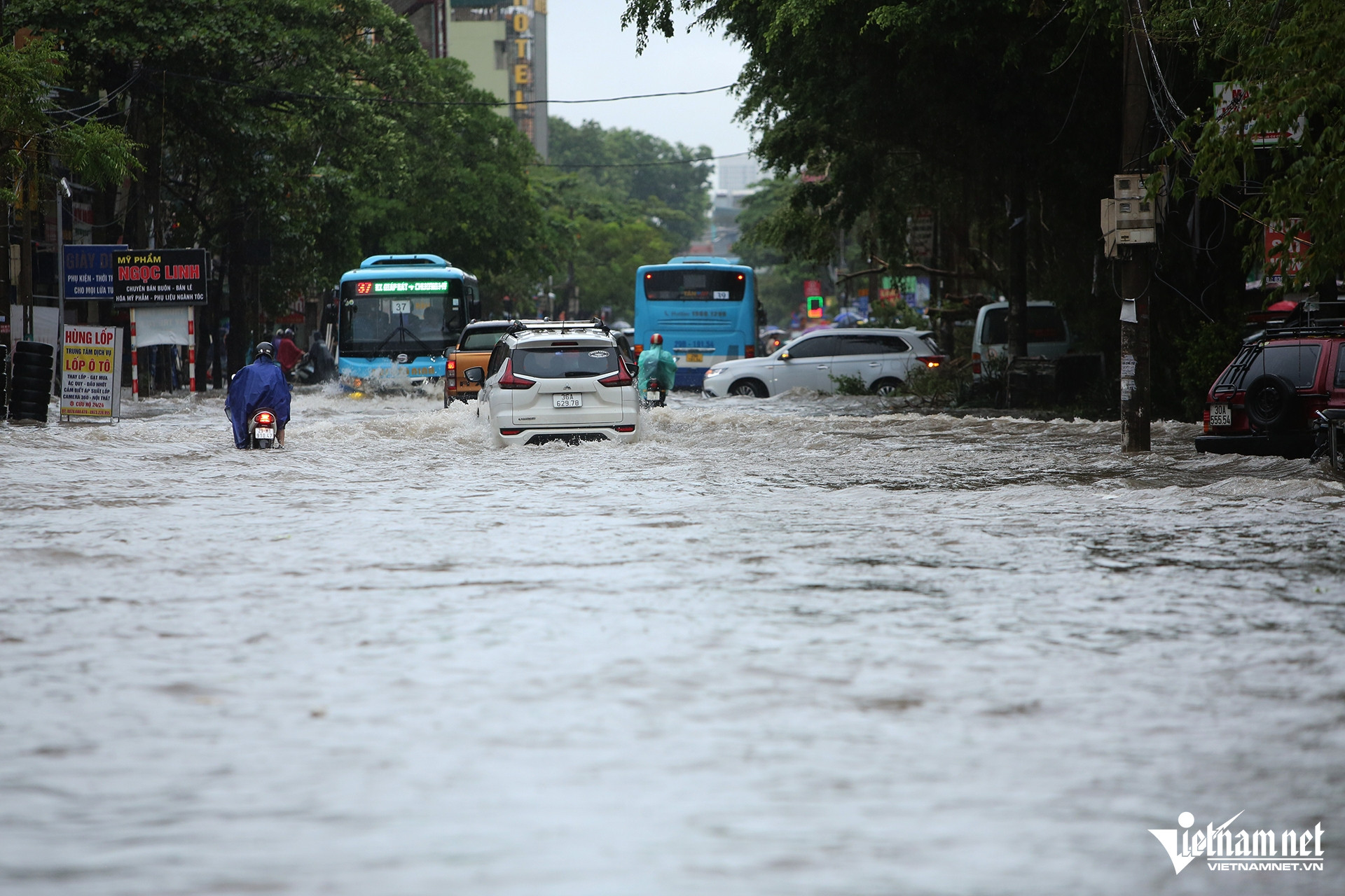 Hà Nội mưa cả đêm, đường phố ngập sâu đến nửa mét-10