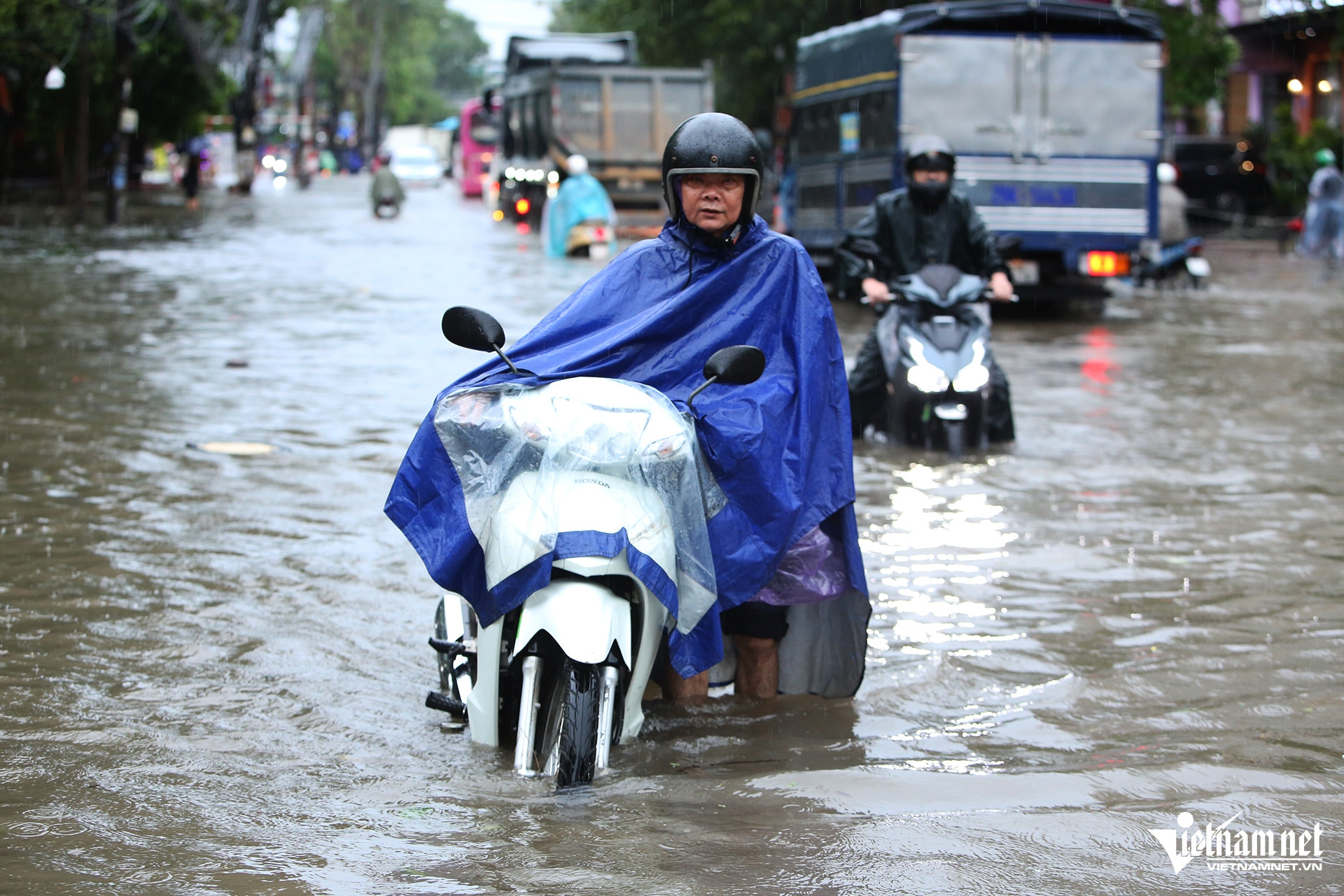 Hà Nội mưa cả đêm, đường phố ngập sâu đến nửa mét-3