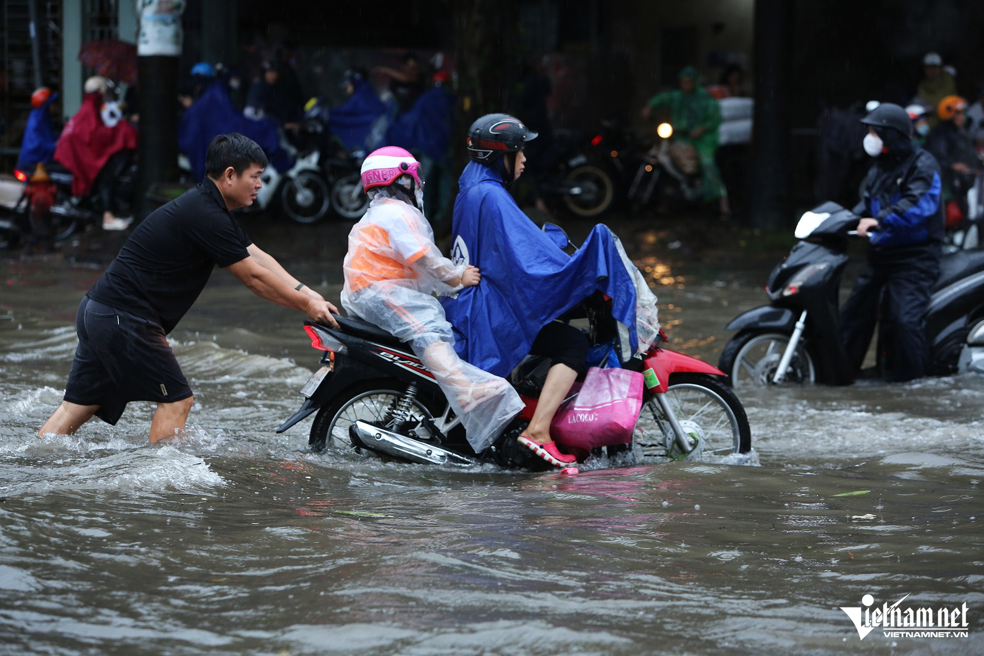 Hà Nội mưa cả đêm, đường phố ngập sâu đến nửa mét-5