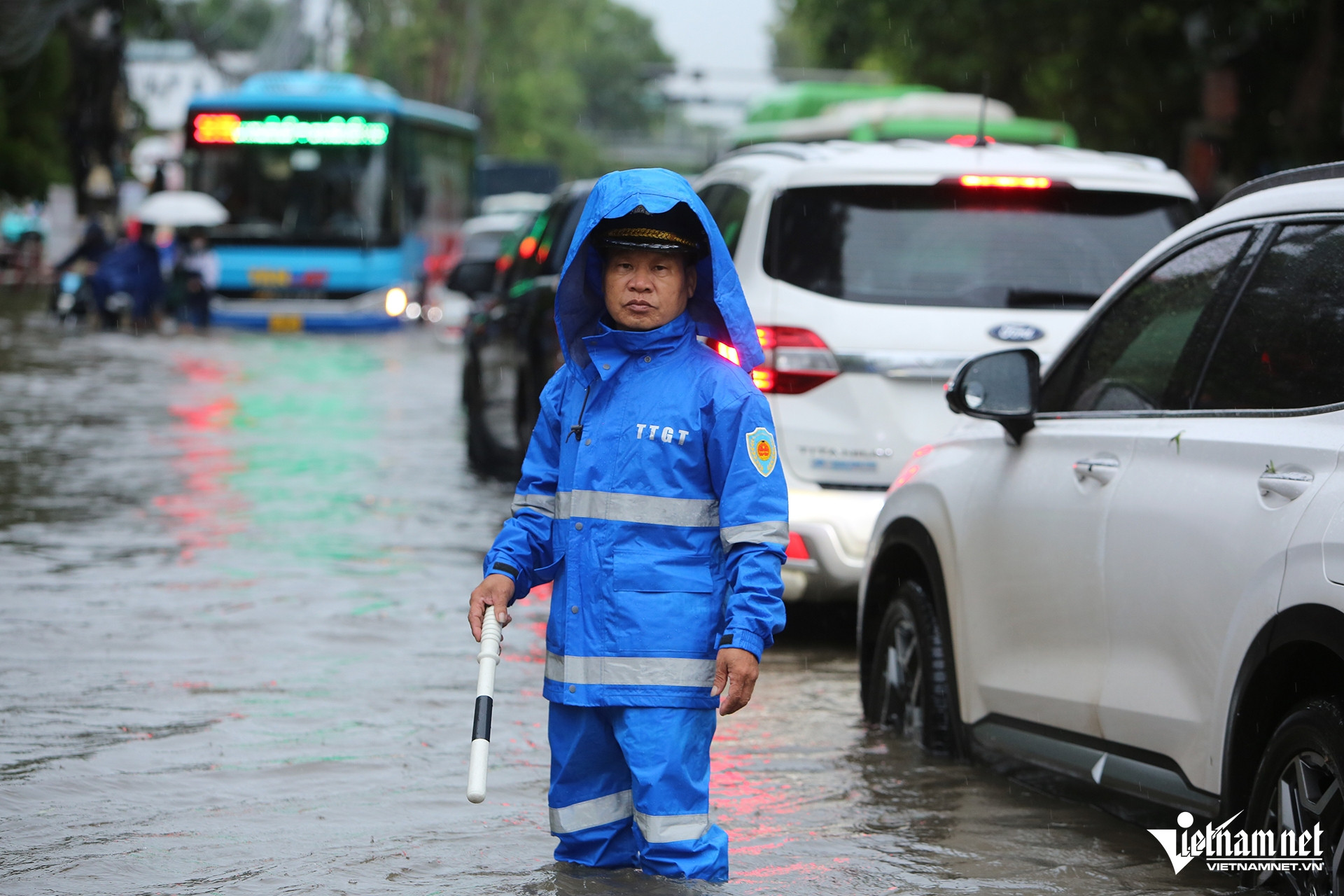 Hà Nội mưa cả đêm, đường phố ngập sâu đến nửa mét-7