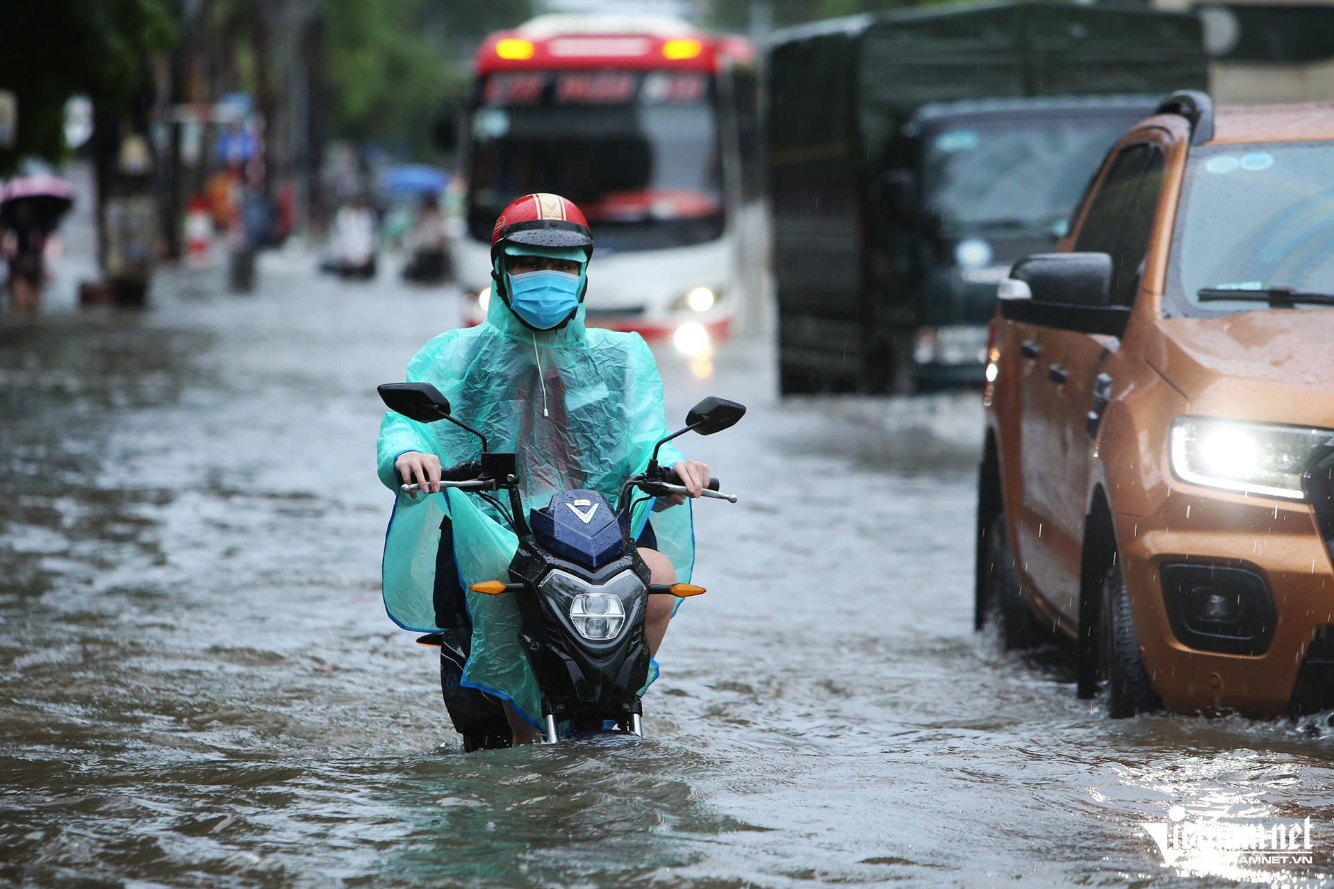 Hà Nội mưa cả đêm, đường phố ngập sâu đến nửa mét-8