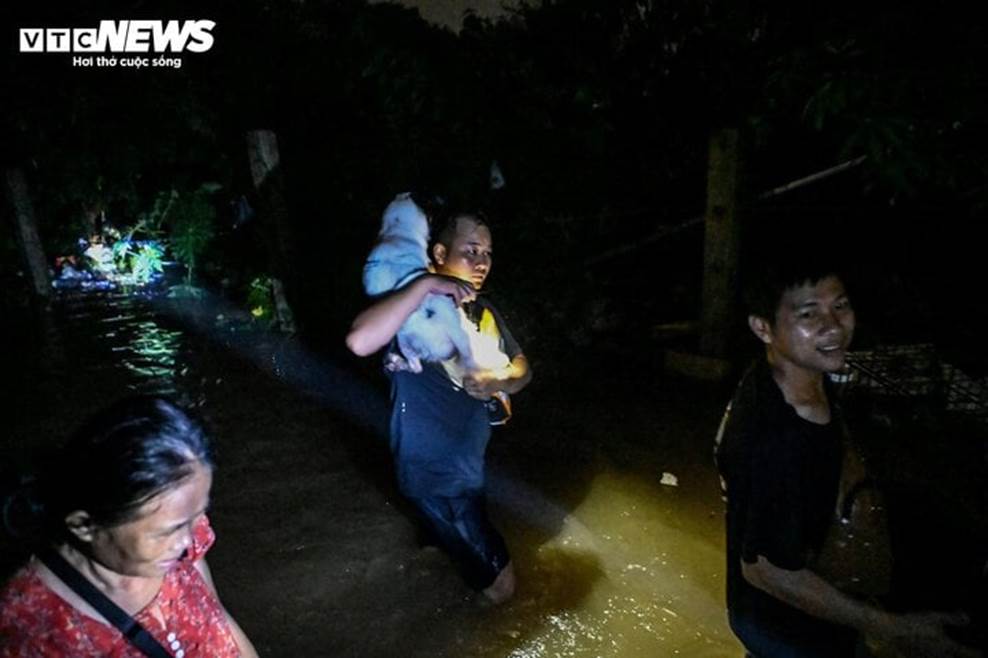 Sập cầu, xe khách bị vùi lấp, tê liệt giao thông vì mưa lũ tại miền Bắc-4