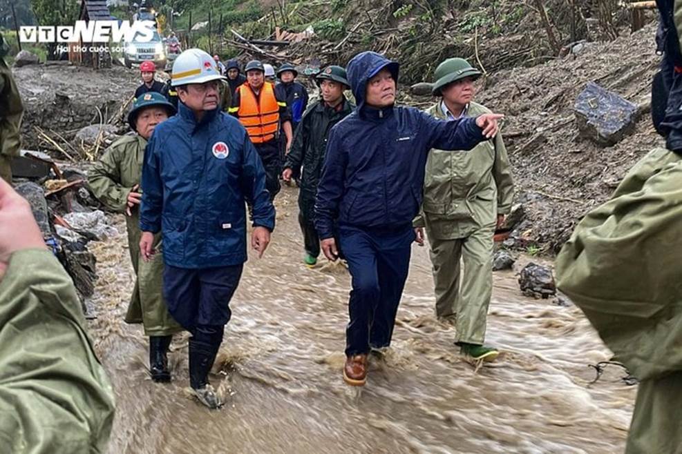 Sập cầu, xe khách bị vùi lấp, tê liệt giao thông vì mưa lũ tại miền Bắc-5