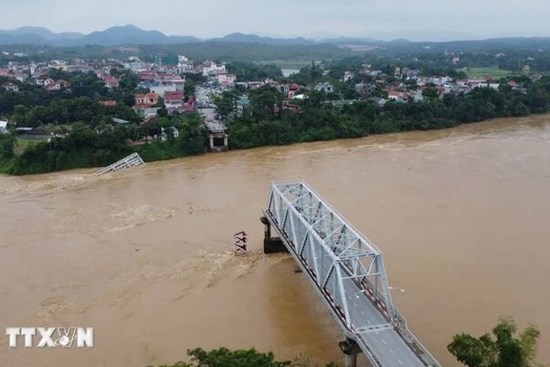 Sập cầu, xe khách bị vùi lấp, tê liệt giao thông vì mưa lũ tại miền Bắc