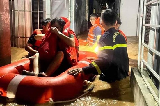 Mắc kẹt trong mưa lũ, nhiều người dân lên mạng cầu cứu
