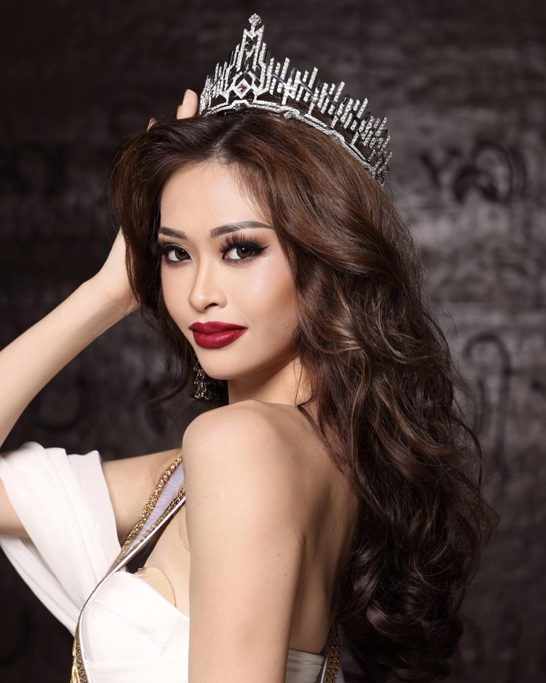 Diễn viên đóng phim cùng Âu Dương Chấn Hoa đăng quang Hoa hậu Hoàn vũ Malaysia-12