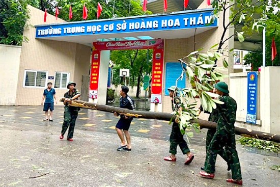 Hơn 110 trường ở Hà Nội vẫn cho học sinh nghỉ sau bão Yagi