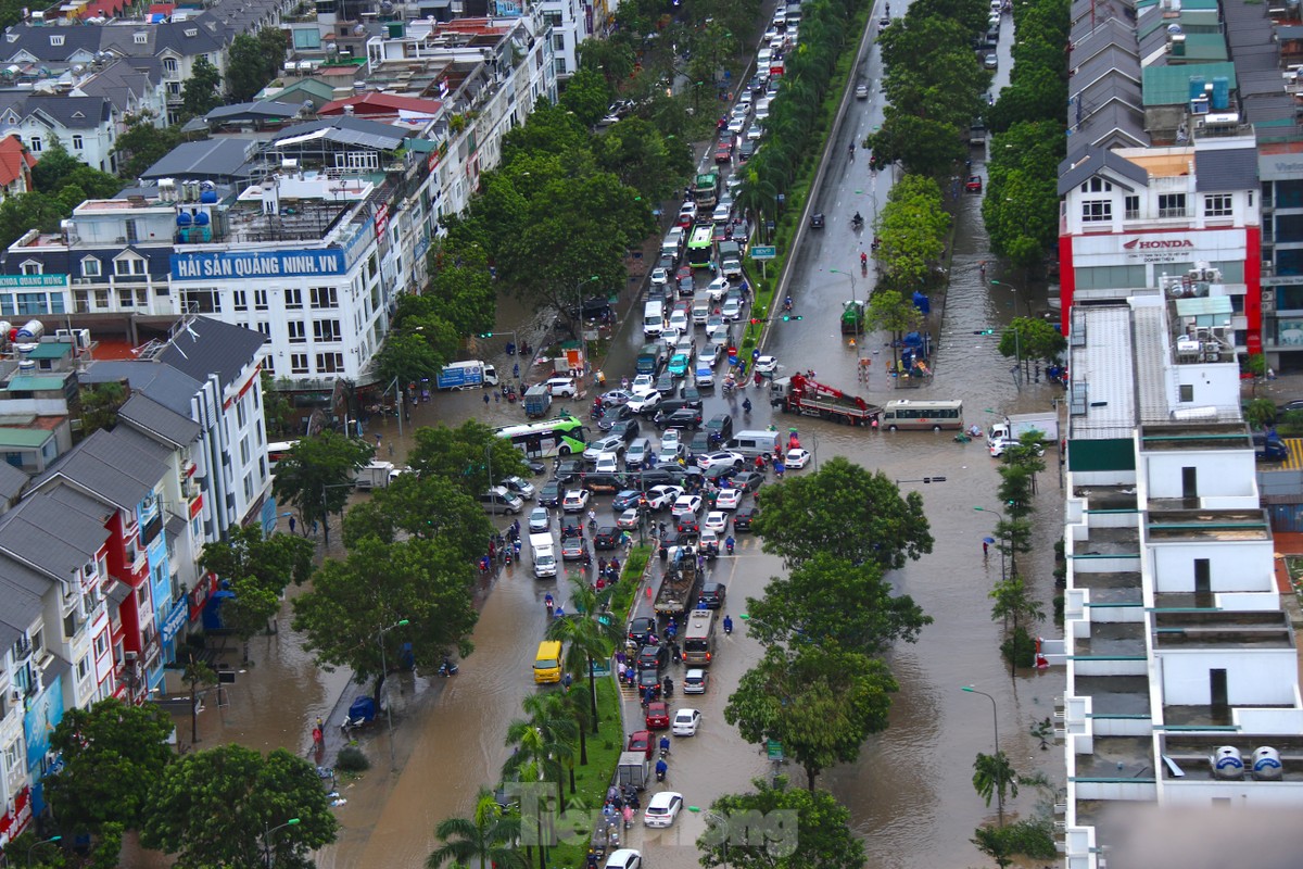 Đại lộ Thăng Long ngập sâu, nhiều tuyến đường vào nội đô ùn tắc-1