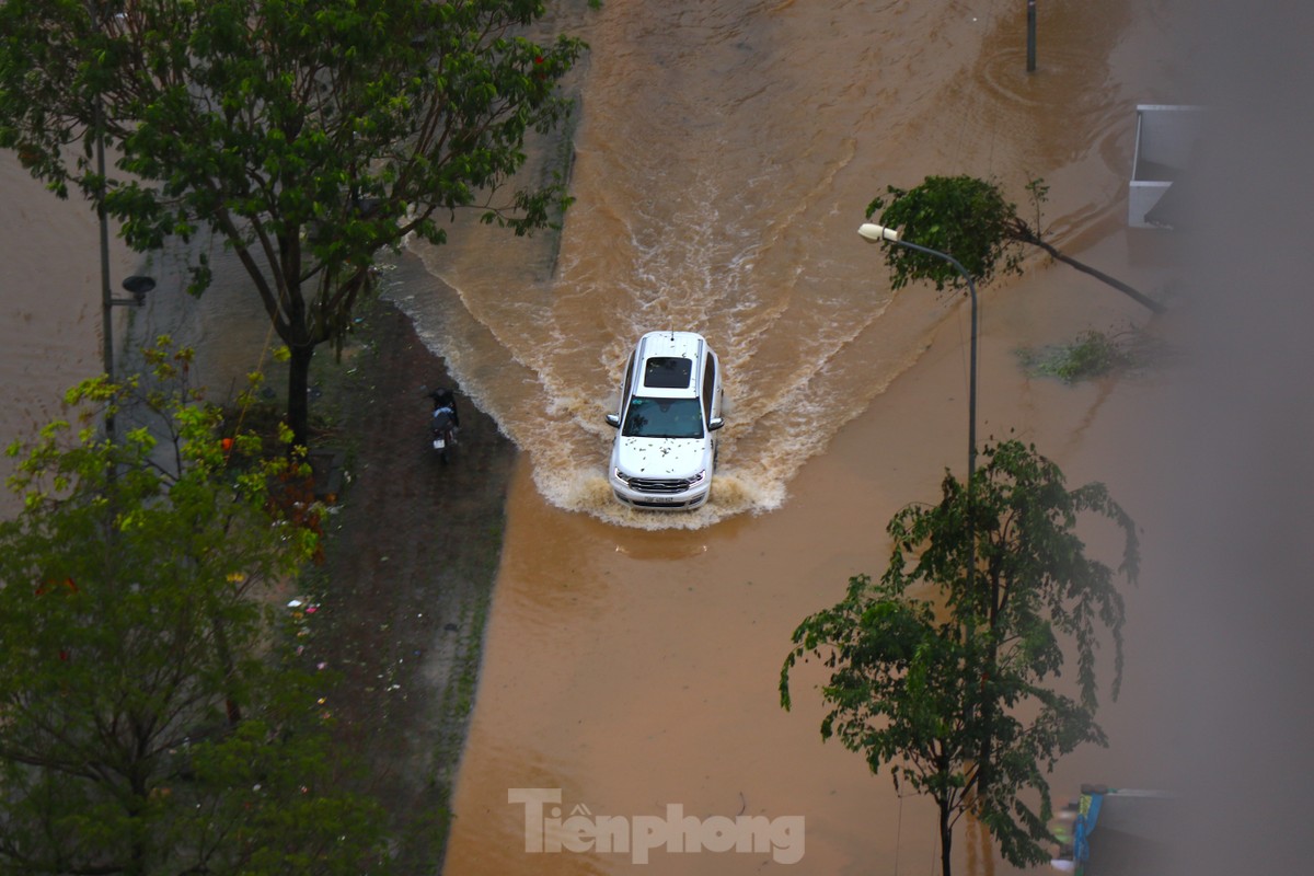 Đại lộ Thăng Long ngập sâu, nhiều tuyến đường vào nội đô ùn tắc-13