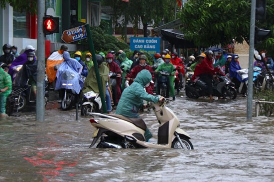 Đại lộ Thăng Long ngập sâu, nhiều tuyến đường vào nội đô ùn tắc
