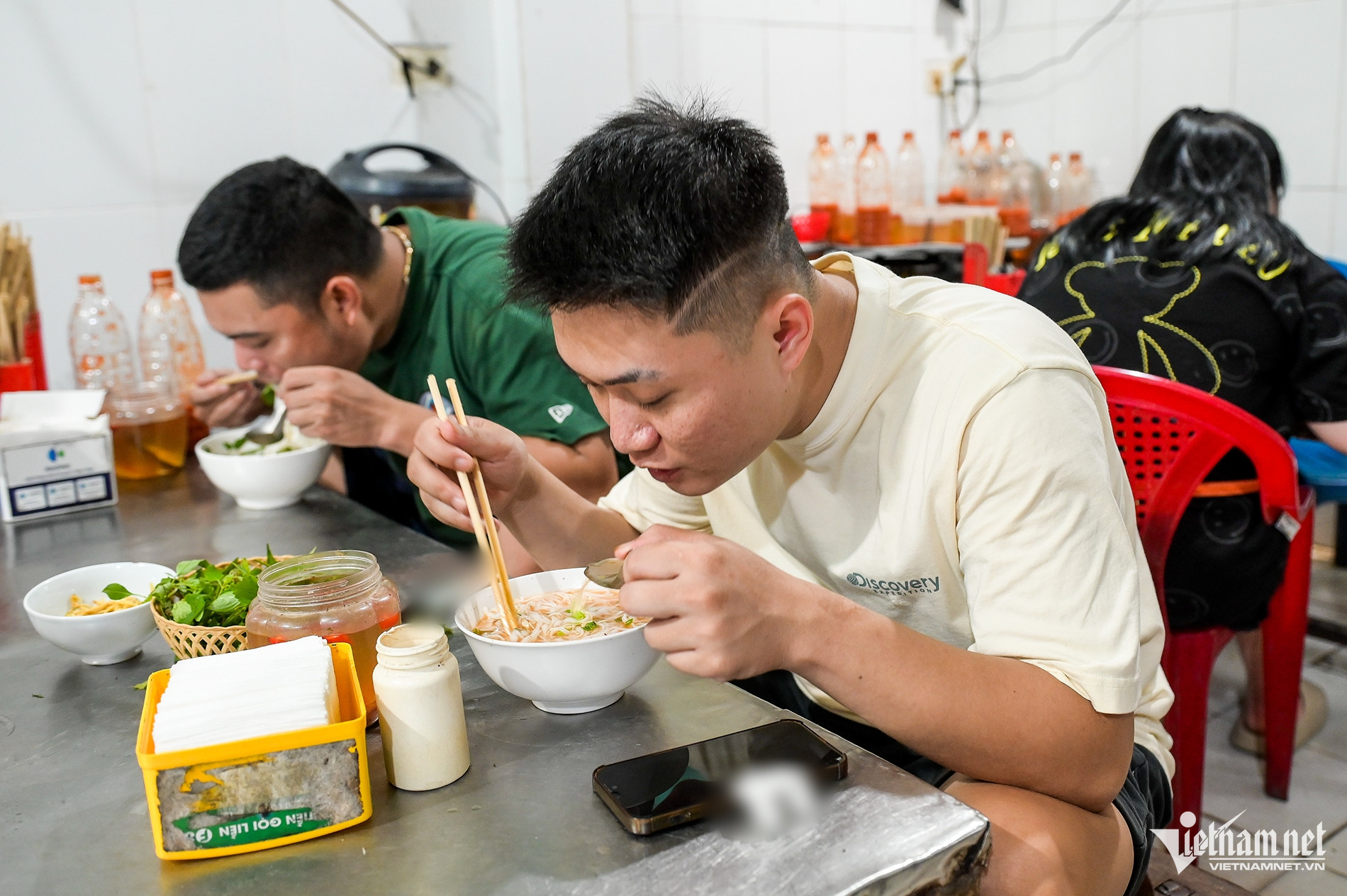 Phở 5.000 đồng ở Nam Định, khách thấy ngon ăn 6 bát liền-3