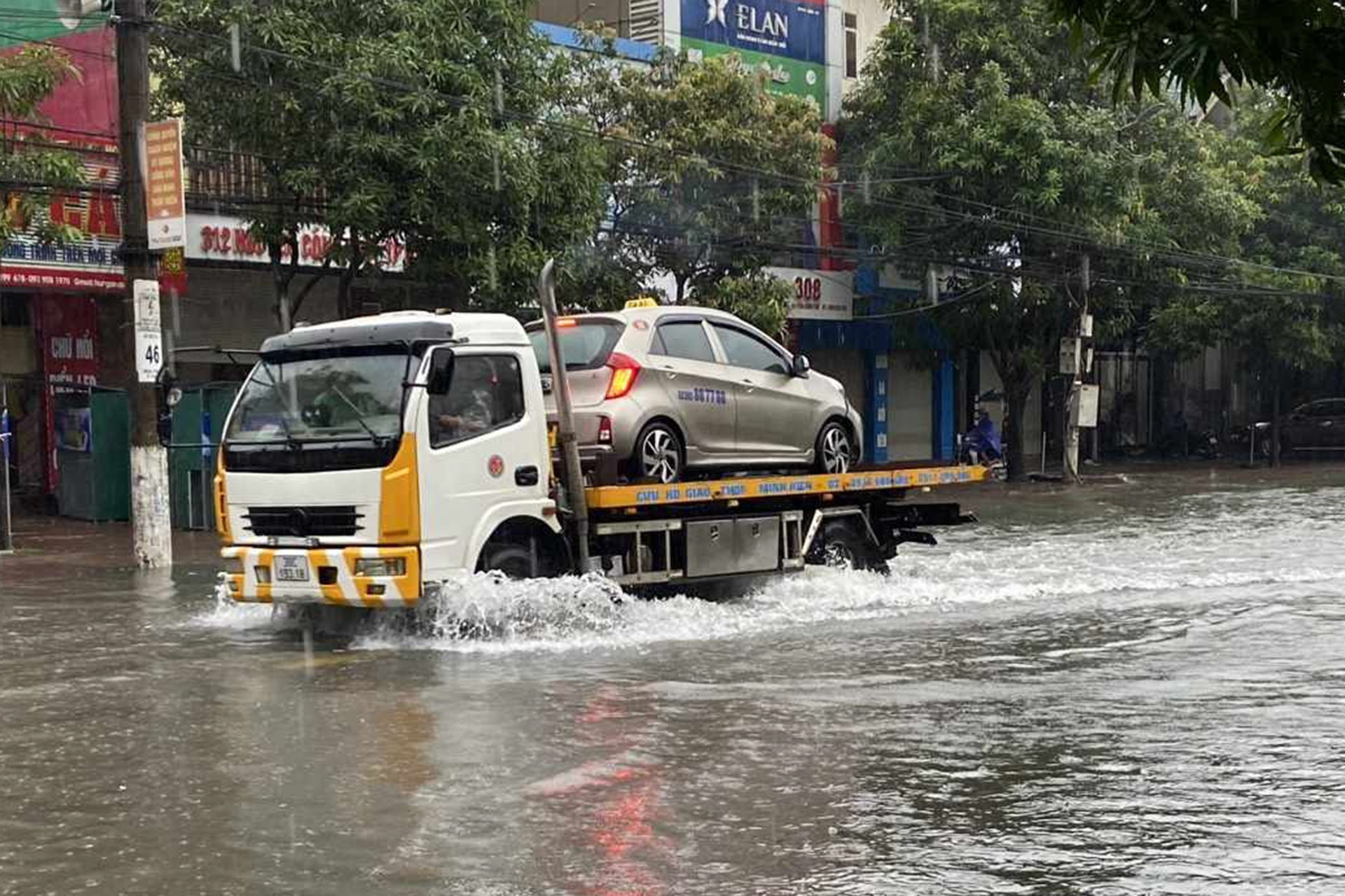 Ô tô bị ngập nước do mưa lũ, chủ xe cần làm gì để được bảo hiểm bồi thường?-2