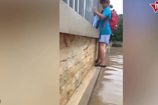 Học sinh Hà Nội 'đu tường' tới trường sau siêu bão Yagi