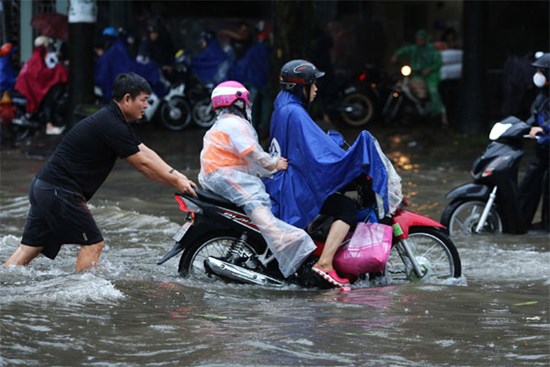 Cảnh báo một số khu đô thị, tầng hầm nội thành Hà Nội ngập úng đến nửa mét