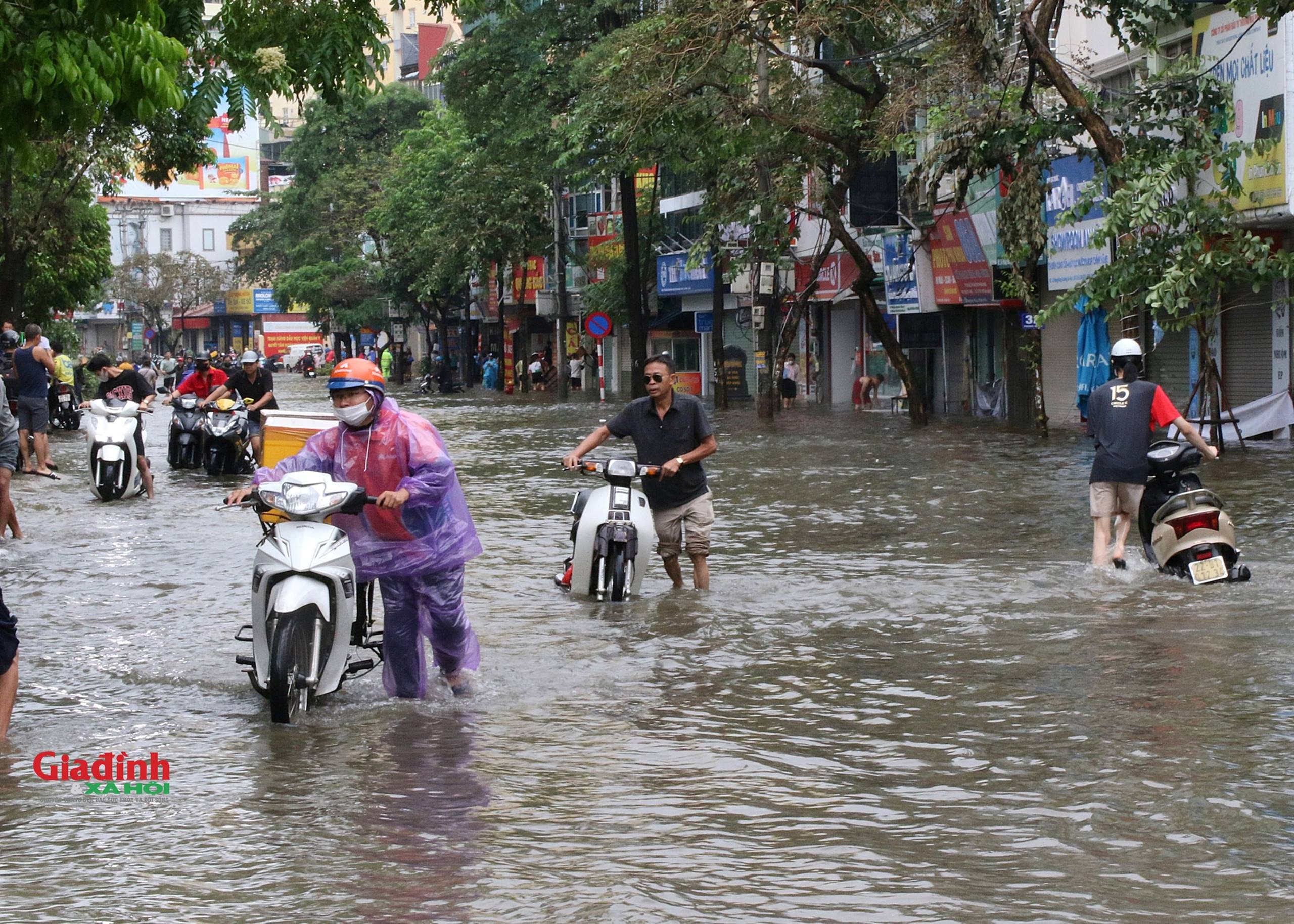 Hà Nội: Nước sông Nhuệ tràn bờ, nhiều tuyến phố ngập sâu, người dân chật vật di chuyển-1