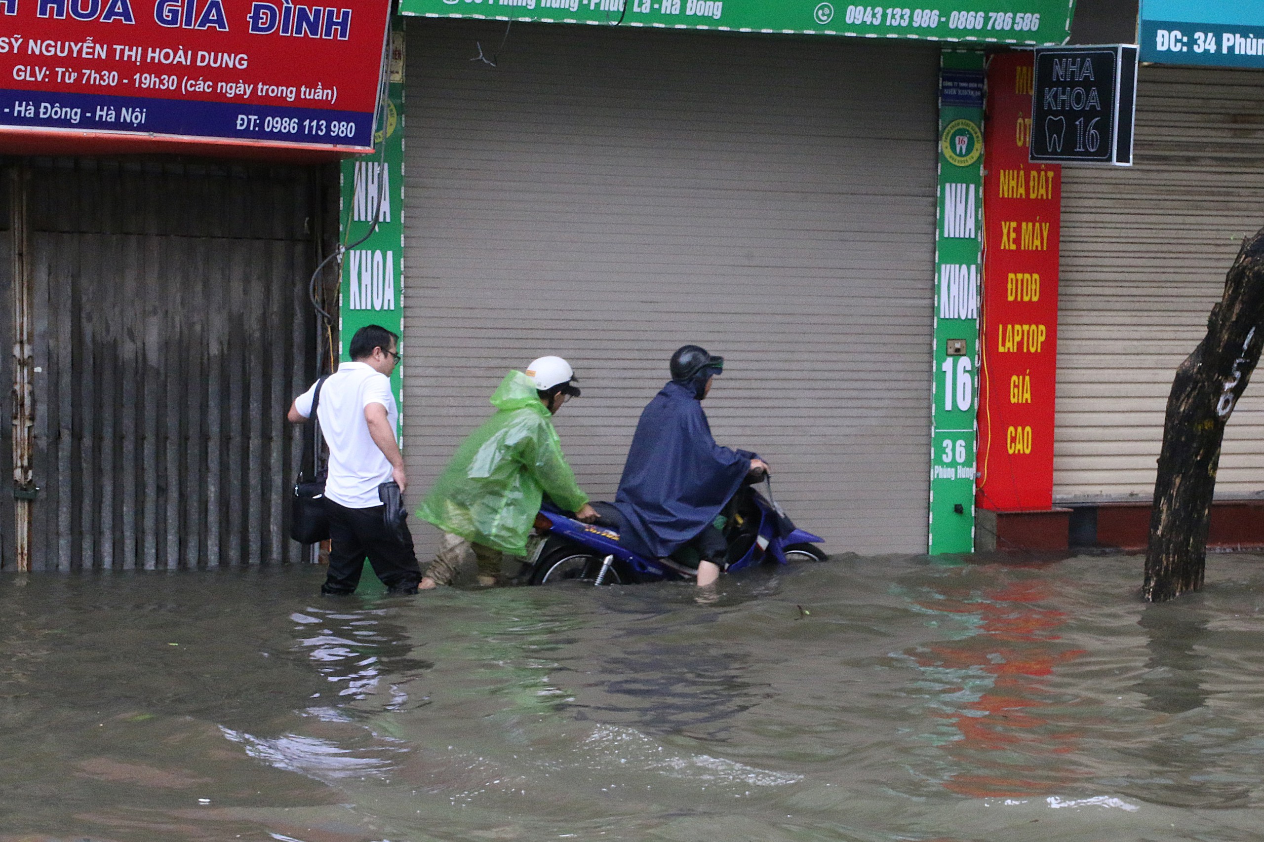 Hà Nội: Nước sông Nhuệ tràn bờ, nhiều tuyến phố ngập sâu, người dân chật vật di chuyển-3