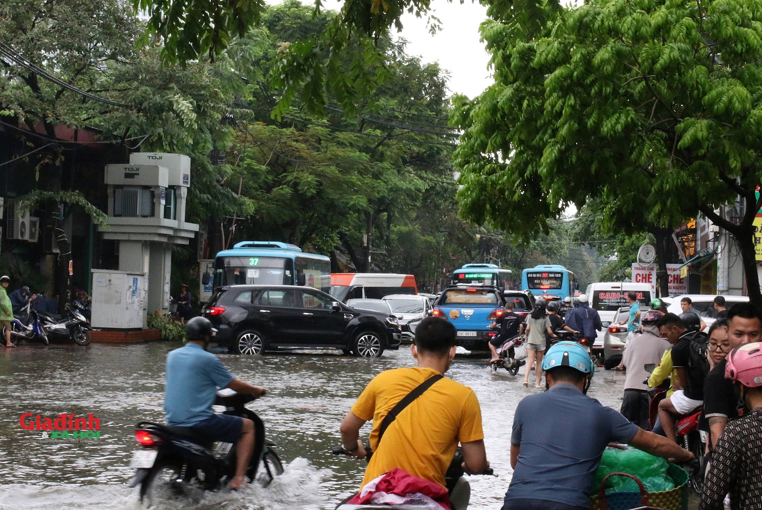 Hà Nội: Nước sông Nhuệ tràn bờ, nhiều tuyến phố ngập sâu, người dân chật vật di chuyển-8