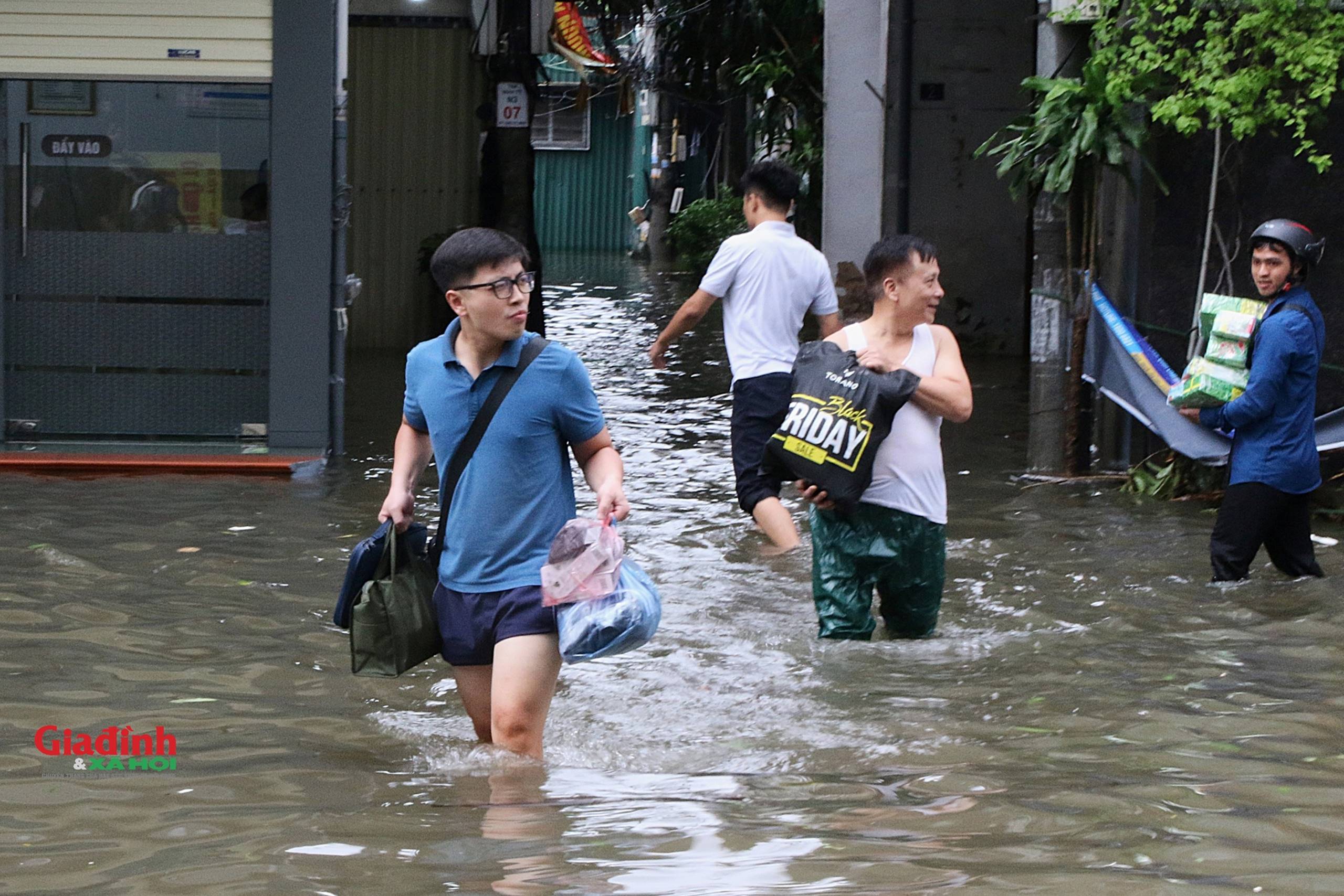 Hà Nội: Nước sông Nhuệ tràn bờ, nhiều tuyến phố ngập sâu, người dân chật vật di chuyển-9