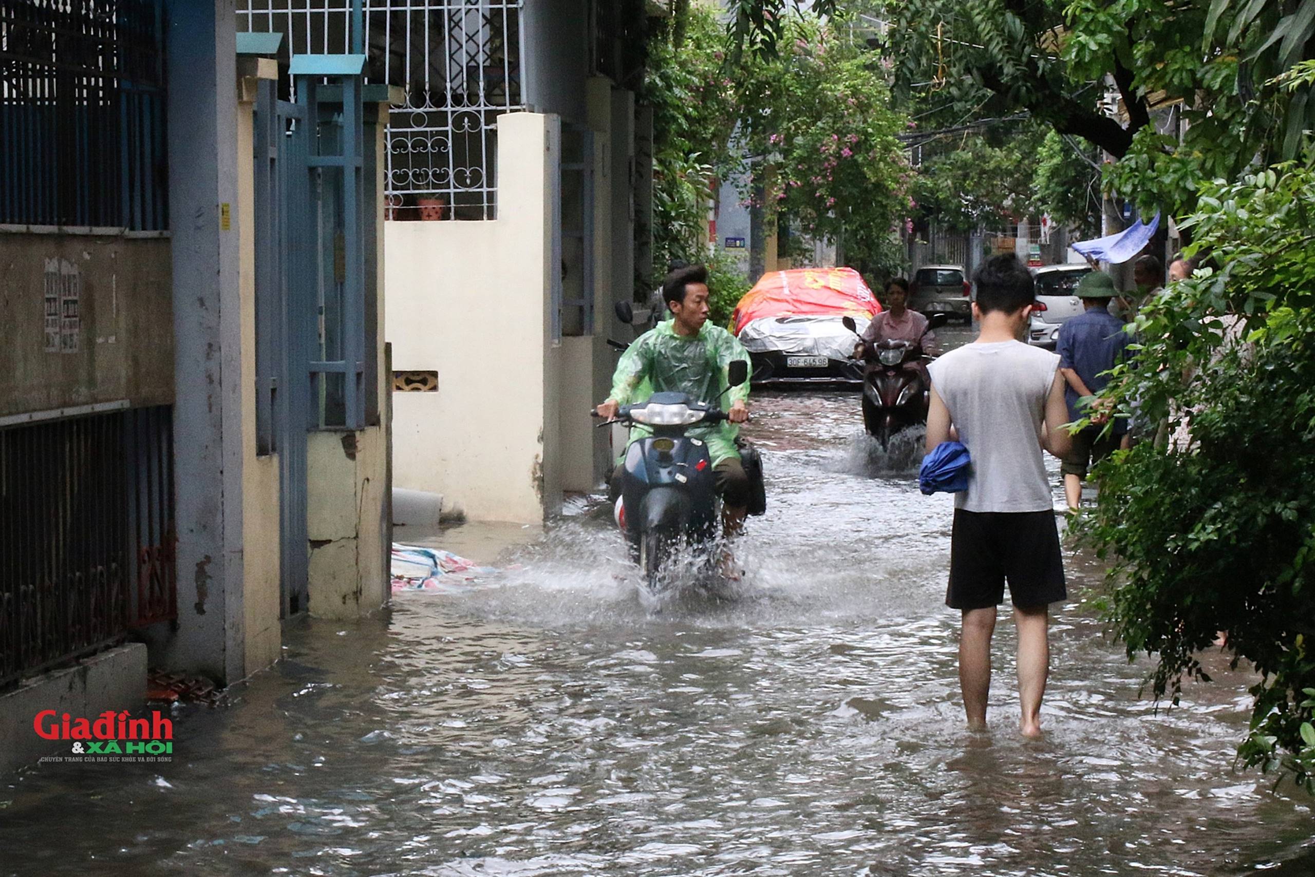 Hà Nội: Nước sông Nhuệ tràn bờ, nhiều tuyến phố ngập sâu, người dân chật vật di chuyển-10