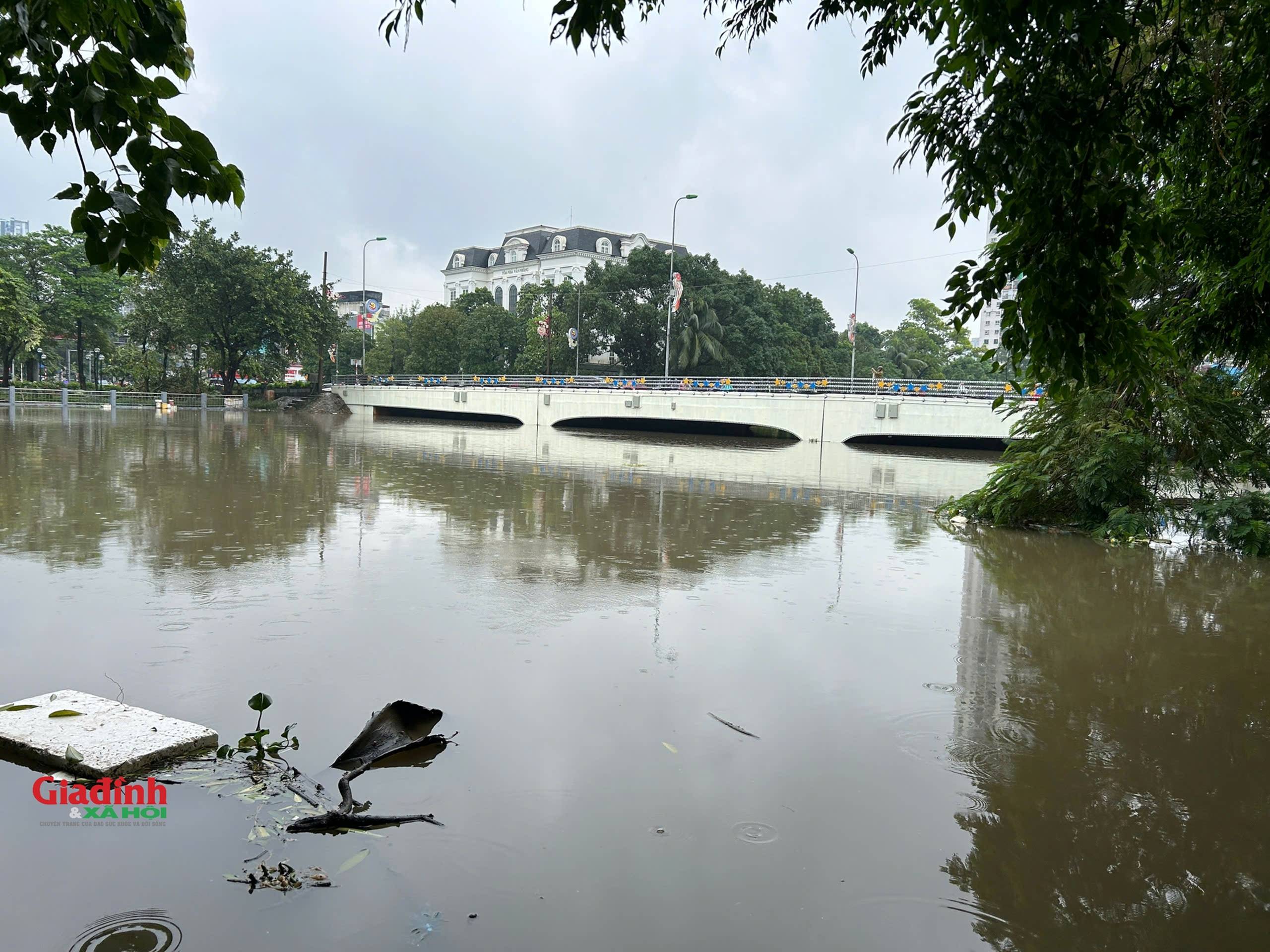 Hà Nội: Nước sông Nhuệ tràn bờ, nhiều tuyến phố ngập sâu, người dân chật vật di chuyển-11