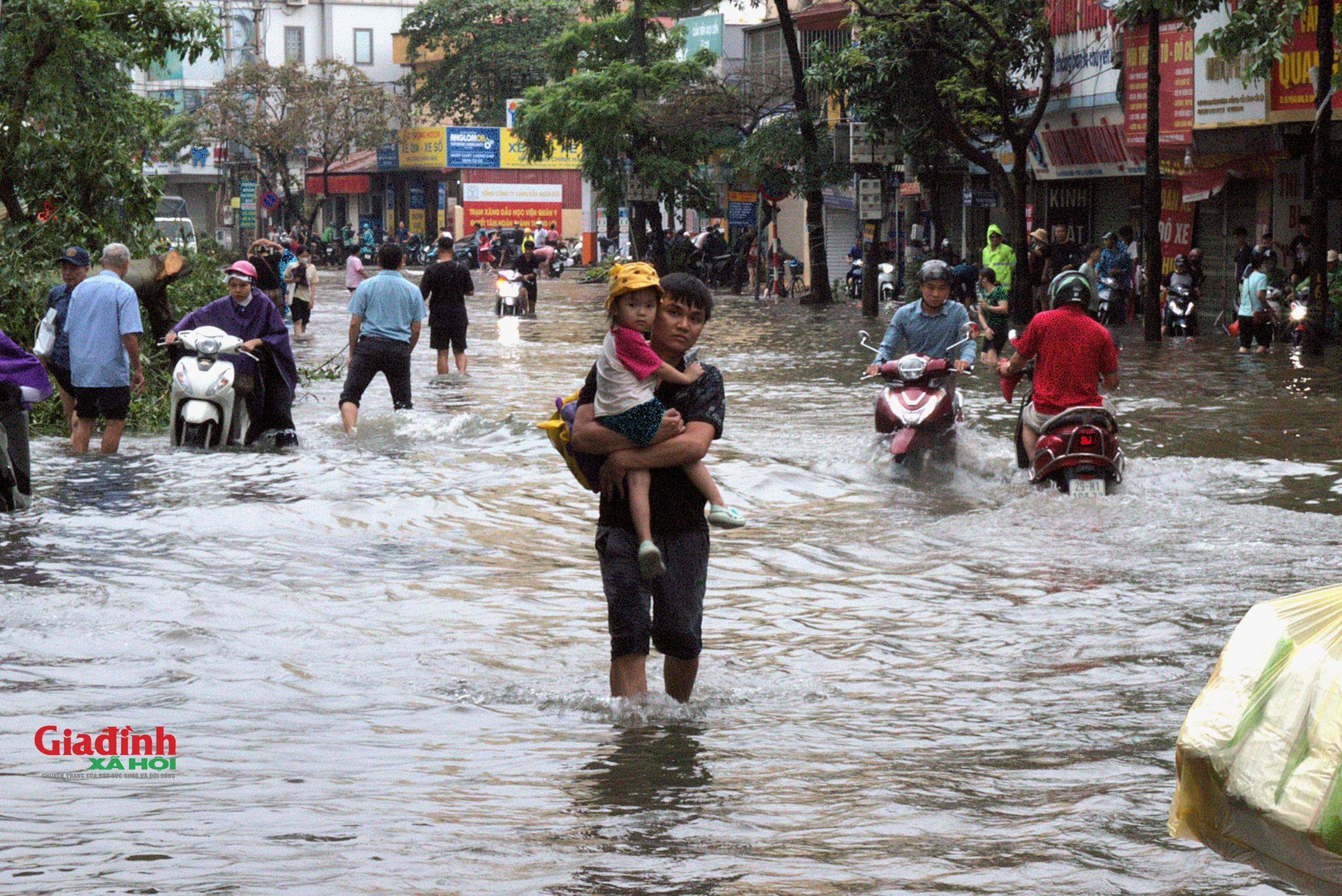 Hà Nội: Nước sông Nhuệ tràn bờ, nhiều tuyến phố ngập sâu, người dân chật vật di chuyển-13