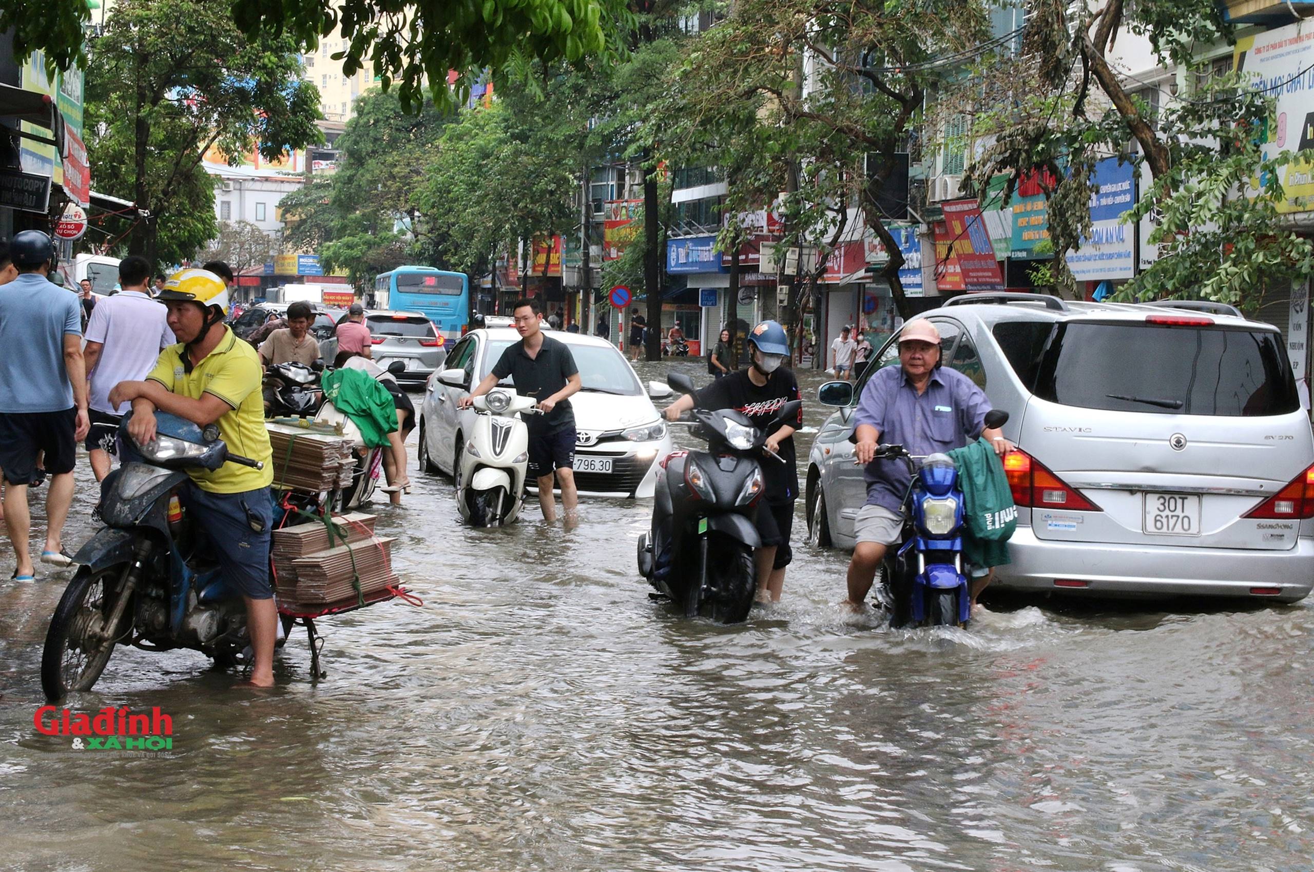 Hà Nội: Nước sông Nhuệ tràn bờ, nhiều tuyến phố ngập sâu, người dân chật vật di chuyển-15