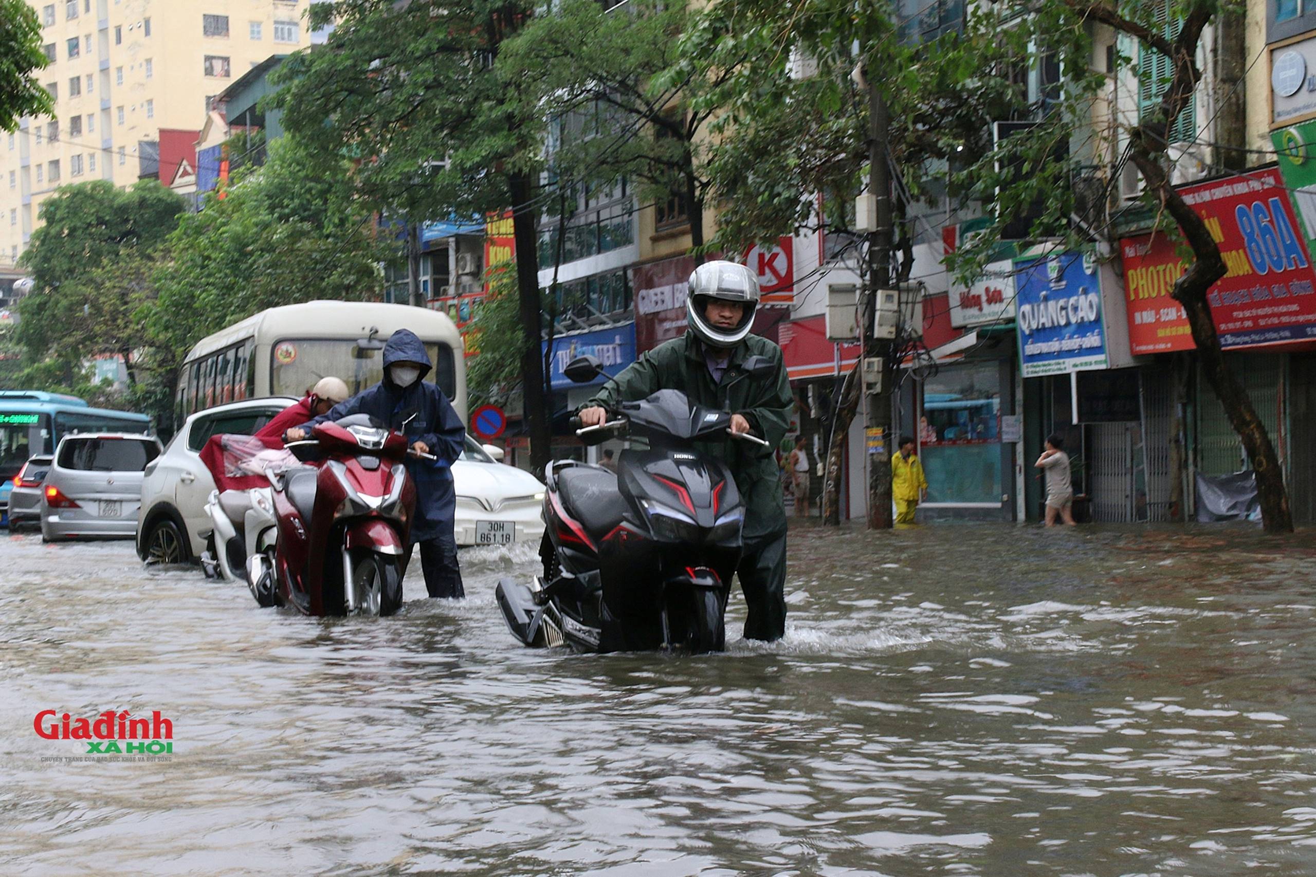 Hà Nội: Nước sông Nhuệ tràn bờ, nhiều tuyến phố ngập sâu, người dân chật vật di chuyển-4