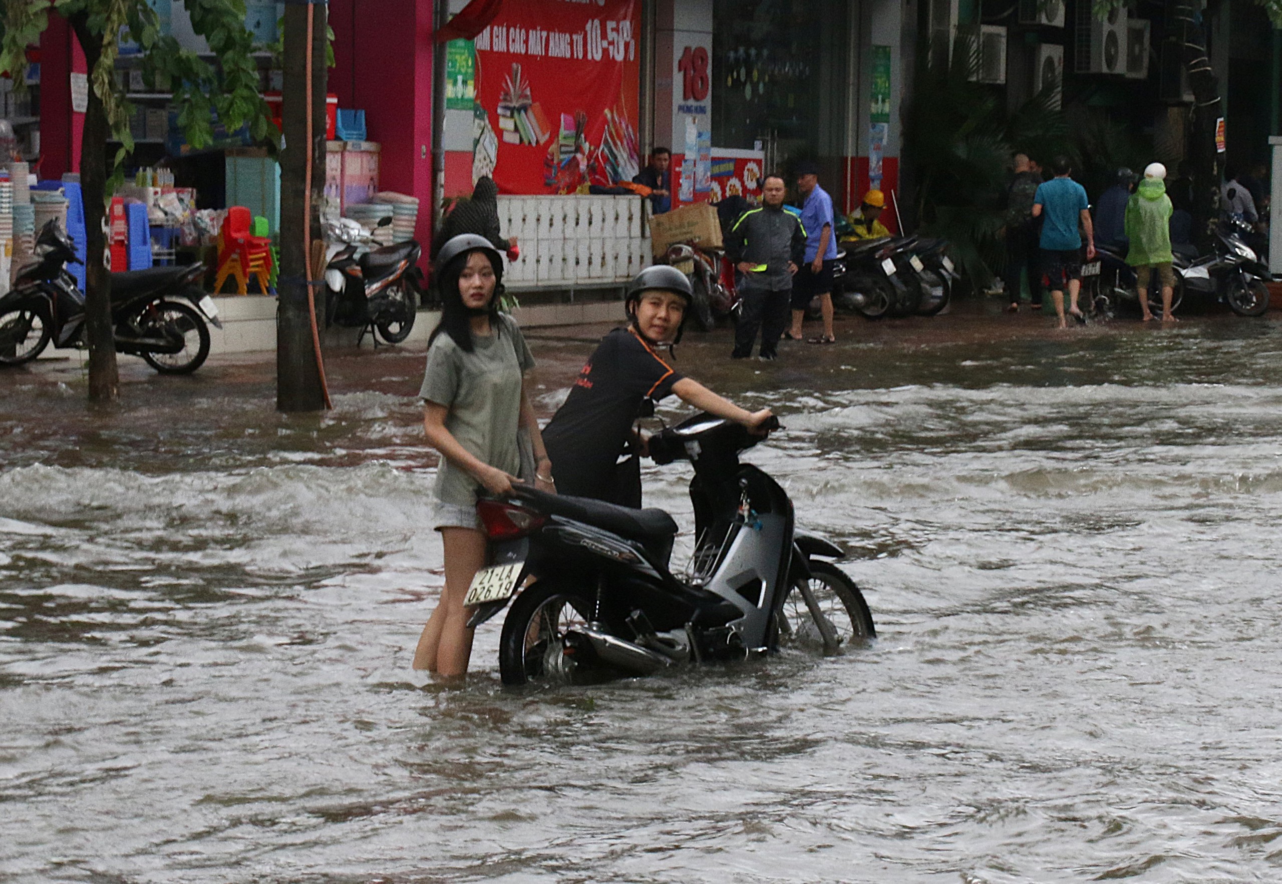 Hà Nội: Nước sông Nhuệ tràn bờ, nhiều tuyến phố ngập sâu, người dân chật vật di chuyển-6