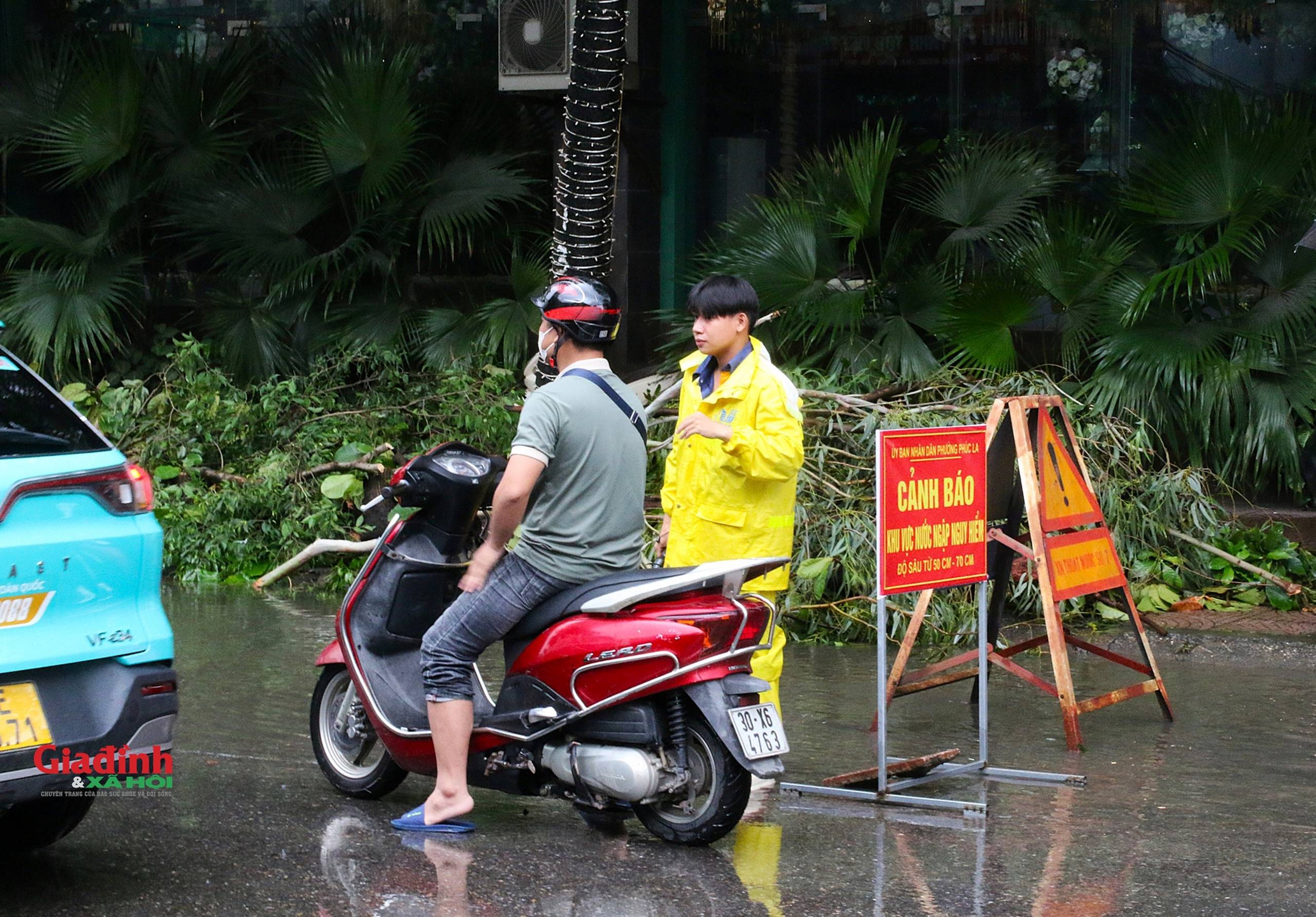 Hà Nội: Nước sông Nhuệ tràn bờ, nhiều tuyến phố ngập sâu, người dân chật vật di chuyển-7