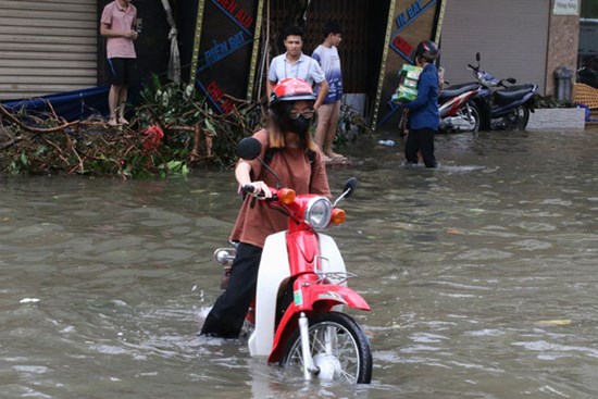 Hà Nội: Nước sông Nhuệ tràn bờ, nhiều tuyến phố ngập sâu, người dân chật vật di chuyển