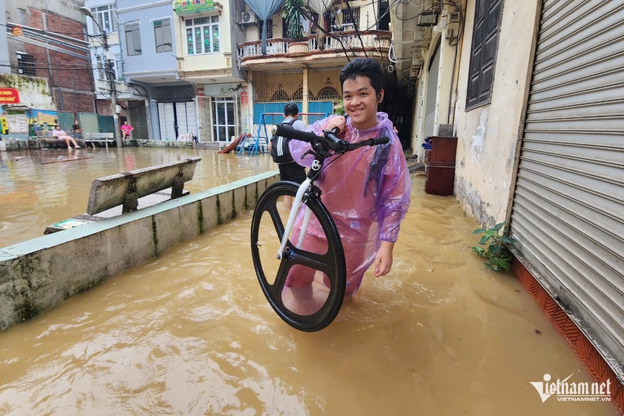 Người dân quận Hoàn Kiếm hối hả chạy lũ sông Hồng tràn vào trong xóm-2