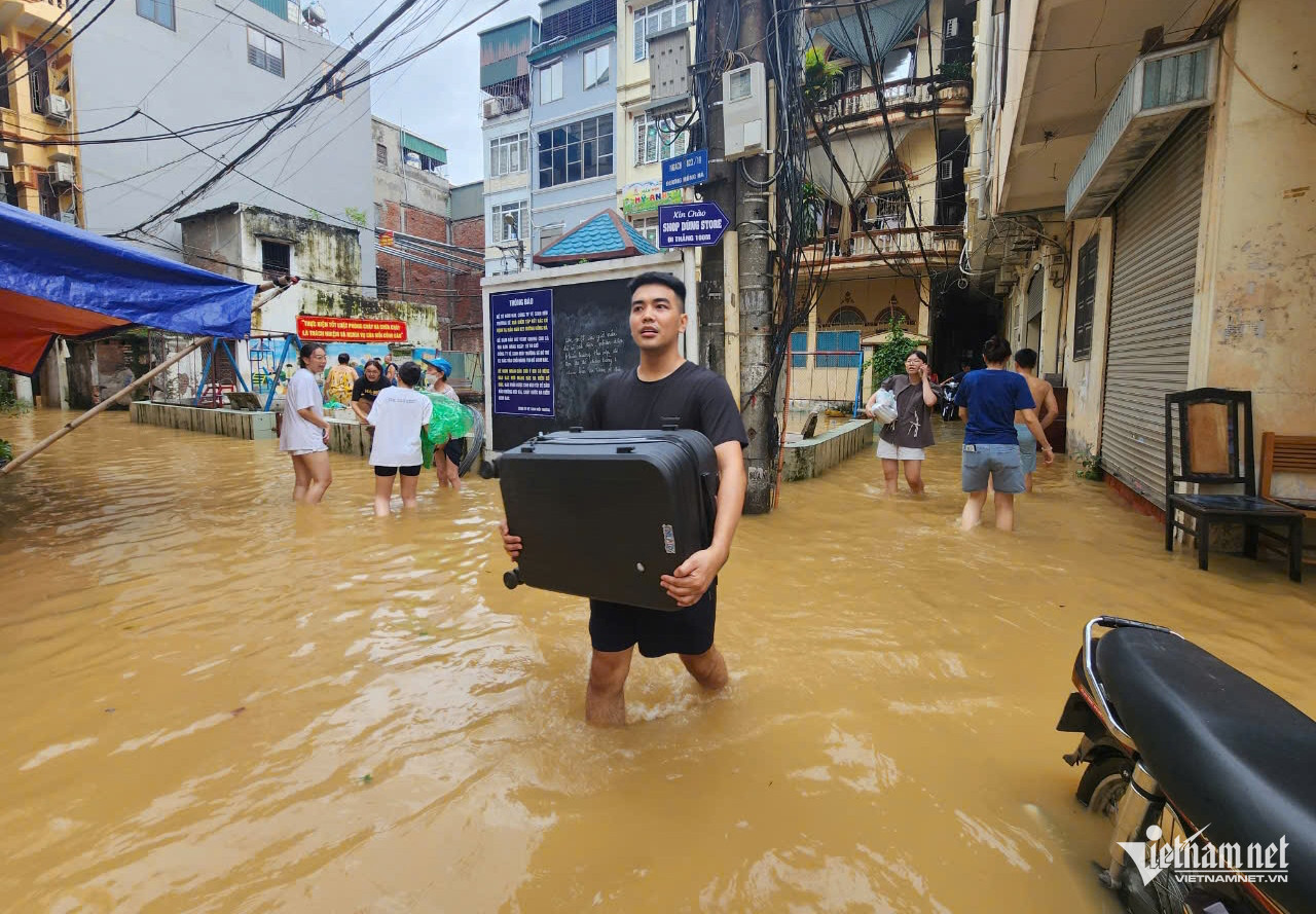 Người dân quận Hoàn Kiếm hối hả chạy lũ sông Hồng tràn vào trong xóm-3