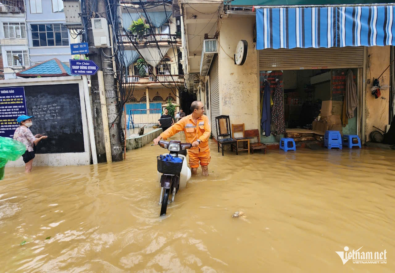 Người dân quận Hoàn Kiếm hối hả chạy lũ sông Hồng tràn vào trong xóm-5