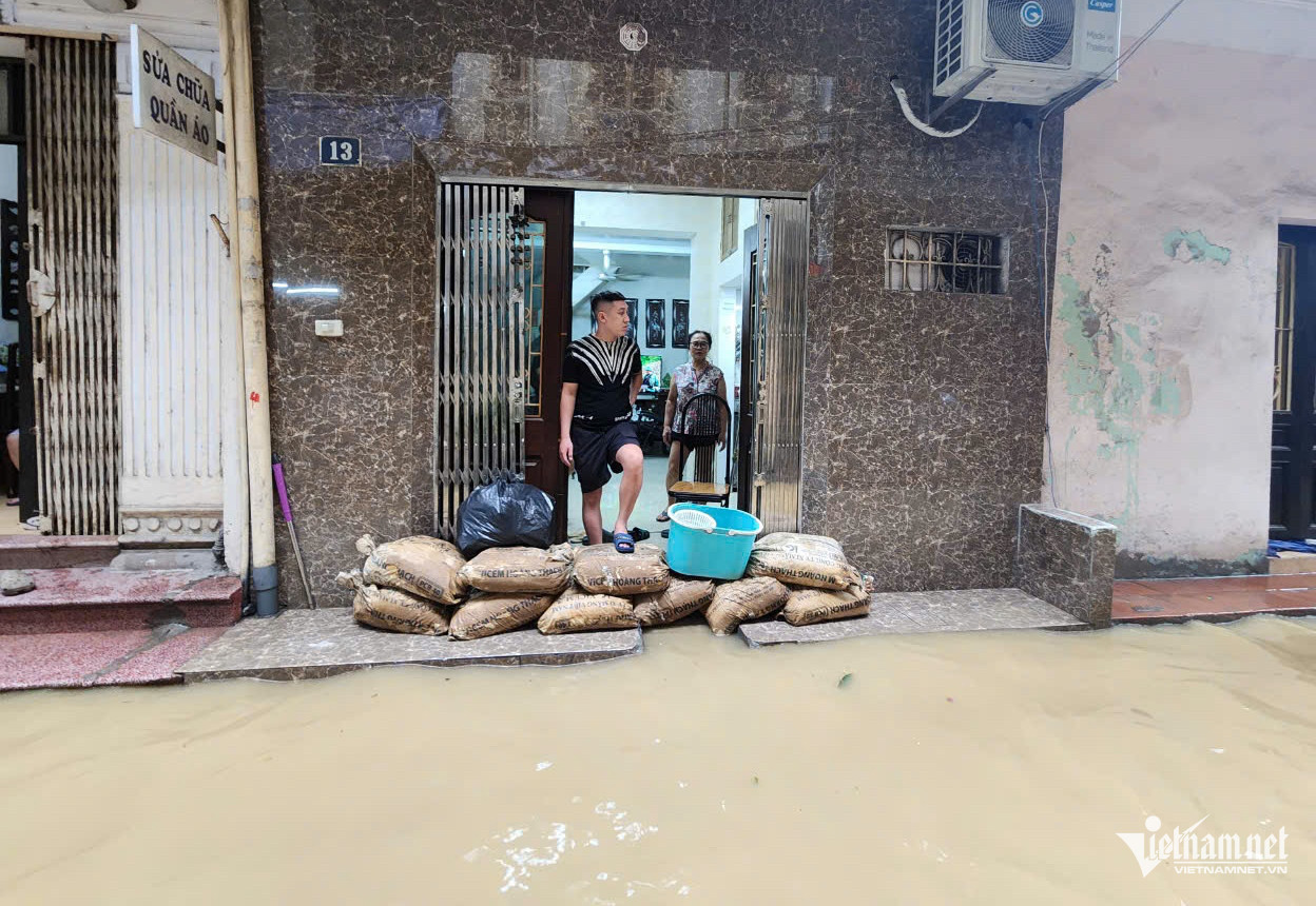 Người dân quận Hoàn Kiếm hối hả chạy lũ sông Hồng tràn vào trong xóm-7