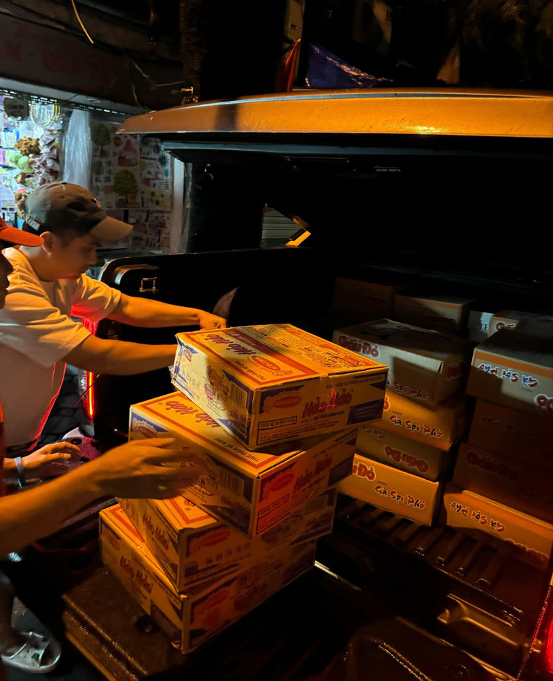 Vợ chồng gác mọi việc, lái xe xuyên đêm mang đồ cứu trợ bà con vùng lũ-4