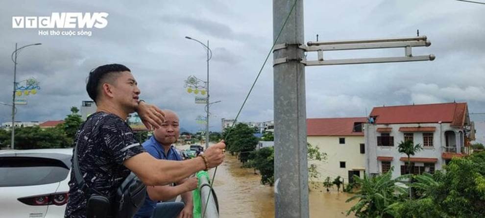 Dùng ròng rọc tiếp tế đồ ăn miễn phí cho người dân mắc kẹt trong cơn lũ lịch sử-1