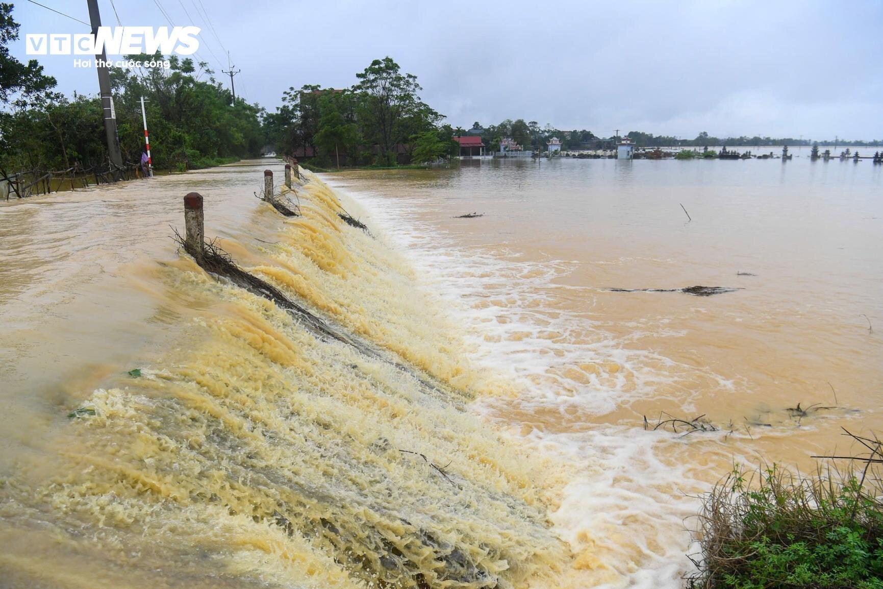 Nước chảy như thác, dân ngoại thành Hà Nội dùng bao cát chắn lũ-3