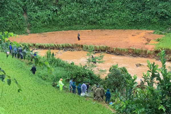 Vụ đất lở cuốn xe khách xuống suối, tìm thấy nhiều thi thể tại hiện trường-1