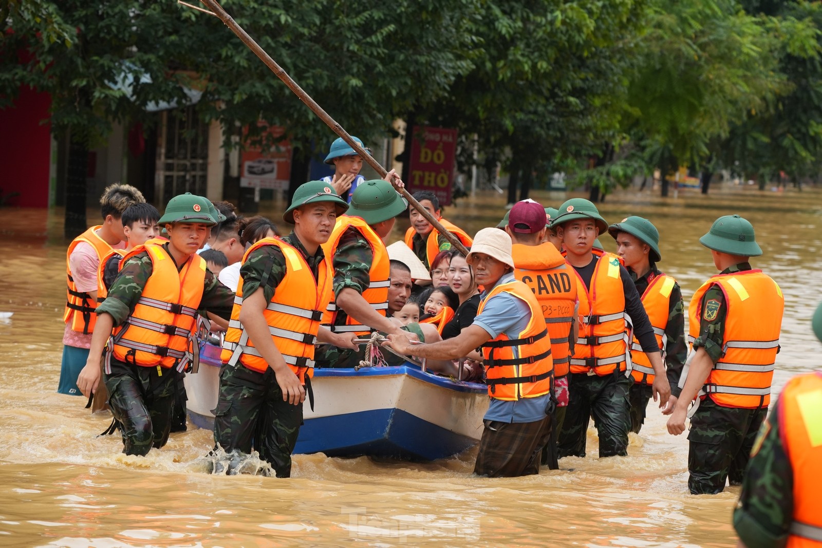 Hình ảnh xúc động trong cơn đại hồng thủy chưa từng có ở Thái Nguyên-18