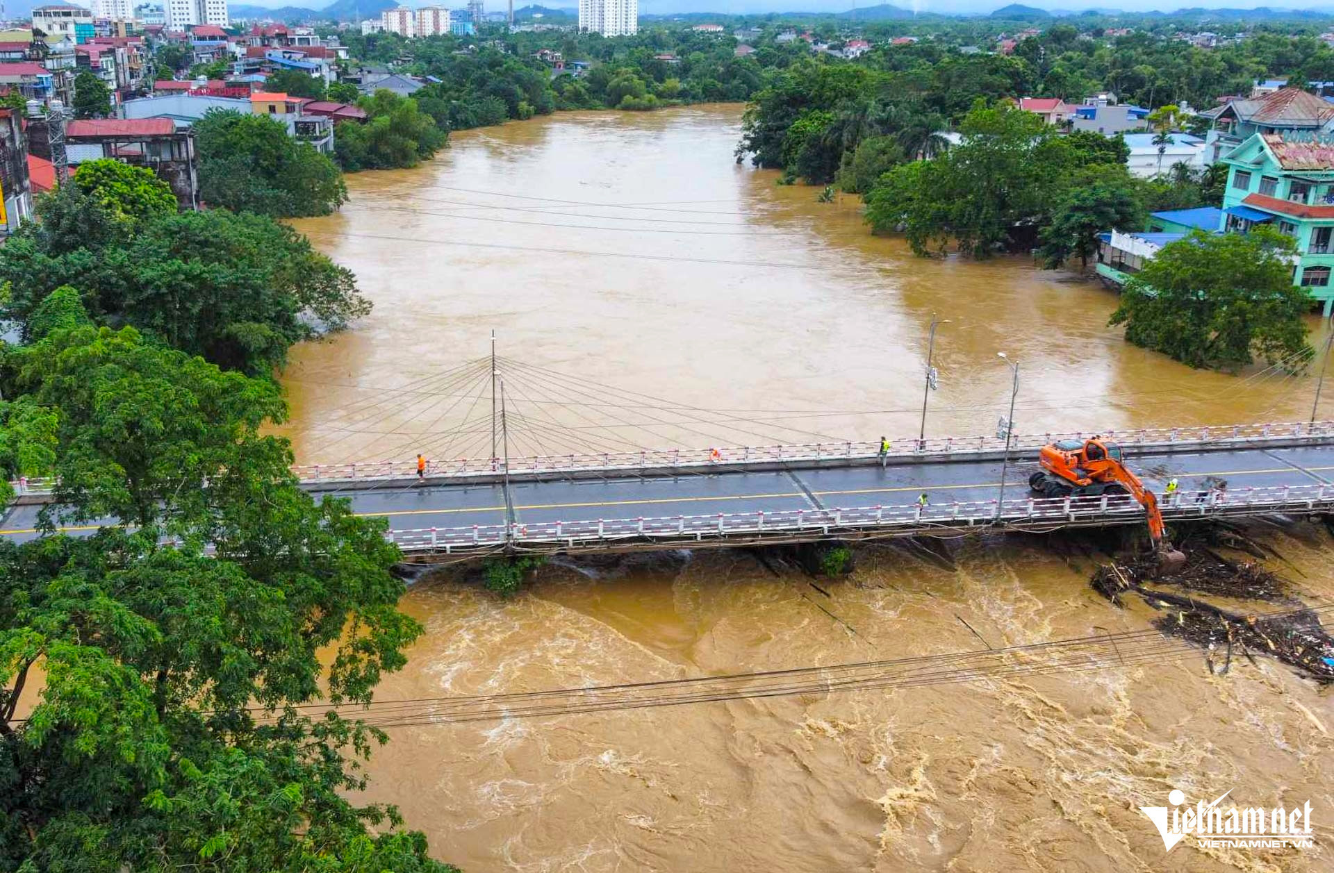 Người miền Trung ‘lớn lên cùng con lũ’ bày cách sống còn trước dòng nước dữ-2