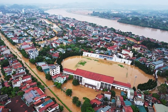 Người miền Trung ‘lớn lên cùng con lũ’ bày cách sống còn trước dòng nước dữ