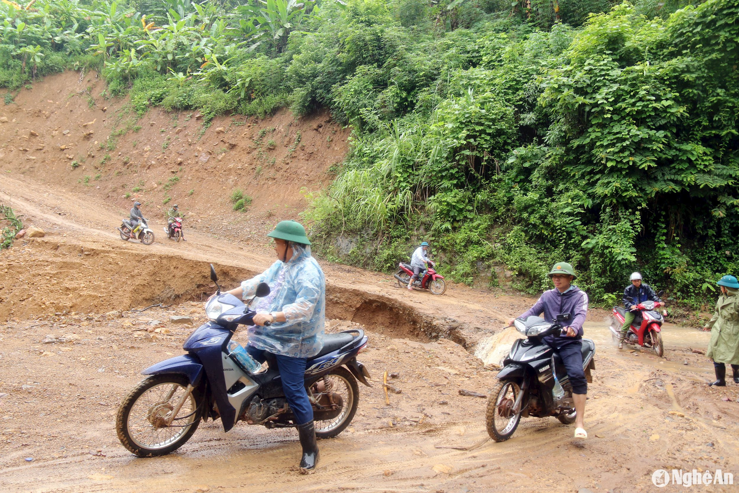 Xuất hiện hàng chục điểm sạt lở, bản biên giới Kỳ Sơn bị cô lập hoàn toàn-2