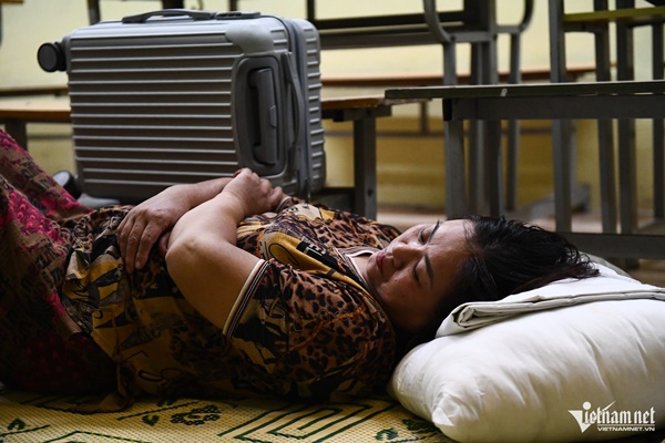 Đêm đầu tiên ở điểm tránh lụt của Hà Nội-6