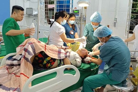 Lũ quét vùi lấp cả thôn ở Lào Cai: Nhiều nạn nhân nguy kịch, sang chấn tâm lý