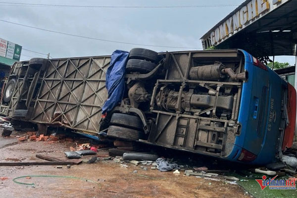 Lật xe khách giường nằm, 4 người tử vong ở Đắk Lắk-1
