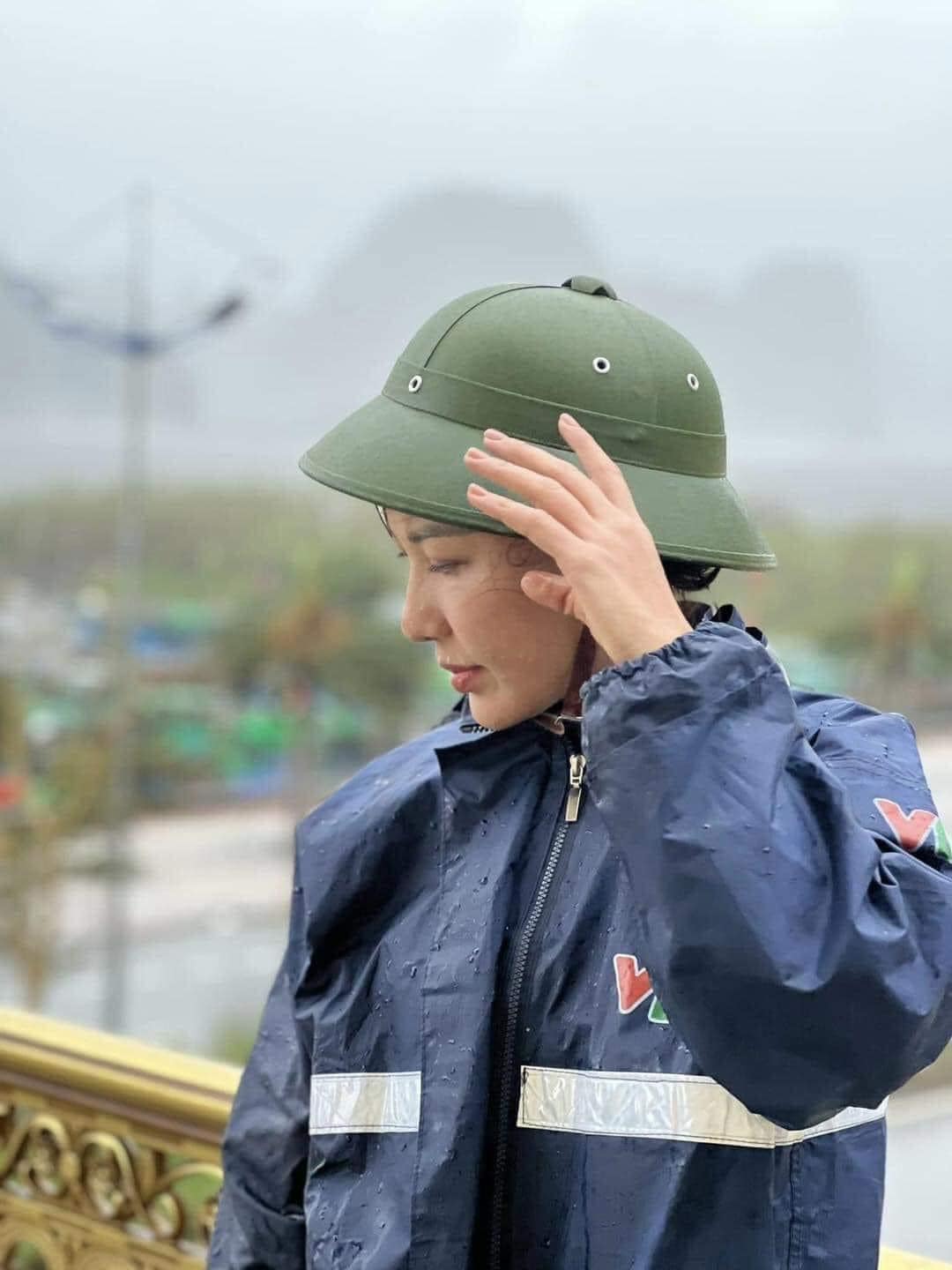 Cô gái thời tiết tác nghiệp trong tâm bão số 3, ngoài đời sở hữu sắc vóc nuột nà ra sao?-1